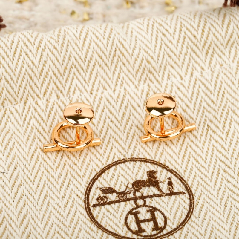 H**me5 earrings